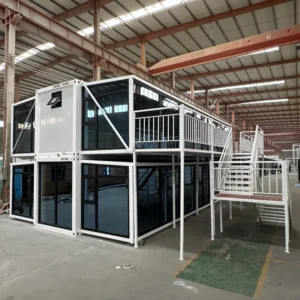 Maison extensible de 12 mètres, deux étages, murs vitrés et escalier avec gazebo