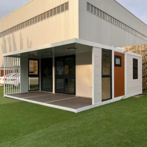 Maison modulaire pliante à toit plat avec terrasse extérieure d'un seul côté