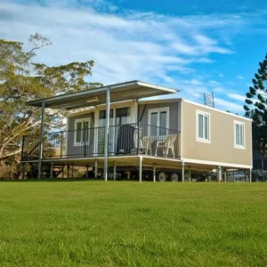 Maison conteneur extensible de 6 mètres avec balcon et structure en acier