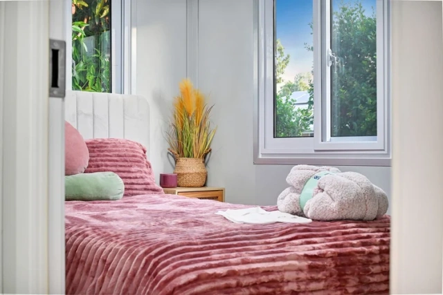 Maison conteneur extensible de 6 mètres avec balcon et structure en acier – Image 6