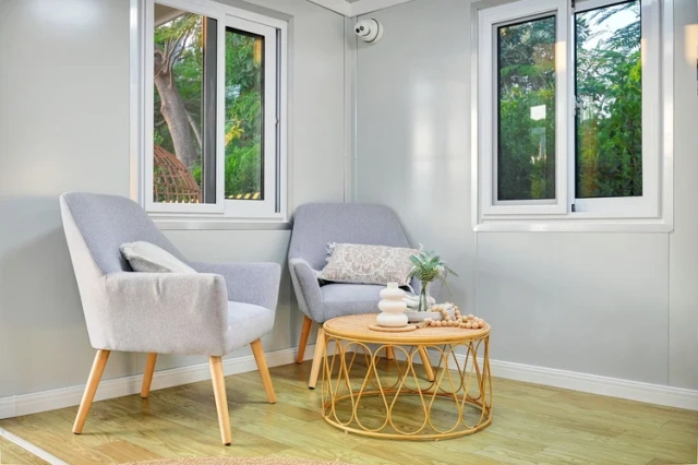 Maison conteneur extensible de 6 mètres avec balcon et structure en acier – Image 4