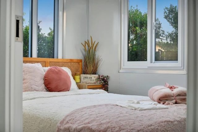 Maison conteneur extensible de 6 mètres avec balcon et structure en acier – Image 3