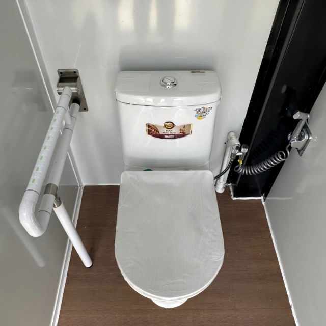 Unité sanitaire portable de 6 mètres (20 pieds) comprenant 3 toilettes individuelles et 1 salle de douche avec lavabo. – Image 4