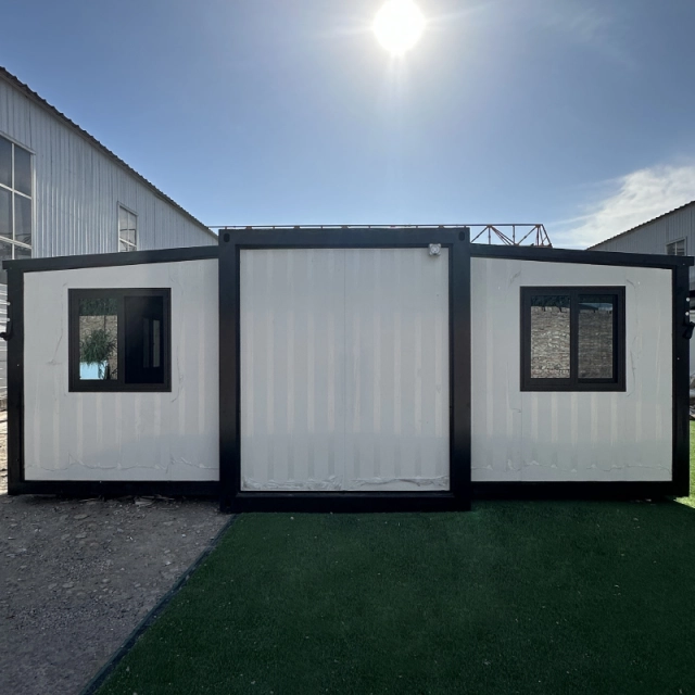 Maison extensible de 9 mètres avec grande pièce, structure noire et panneaux muraux blancs – Image 4