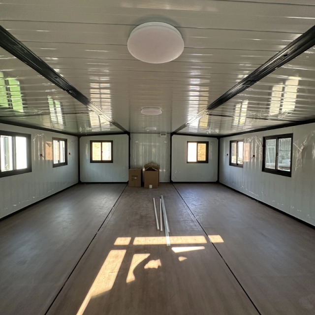 Maison extensible de 9 mètres avec grande pièce, structure noire et panneaux muraux blancs – Image 2