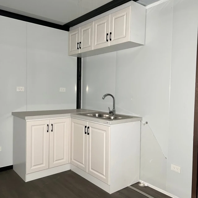 Maison extensible à double toit plat, escalier extérieur et terrasse – Image 5