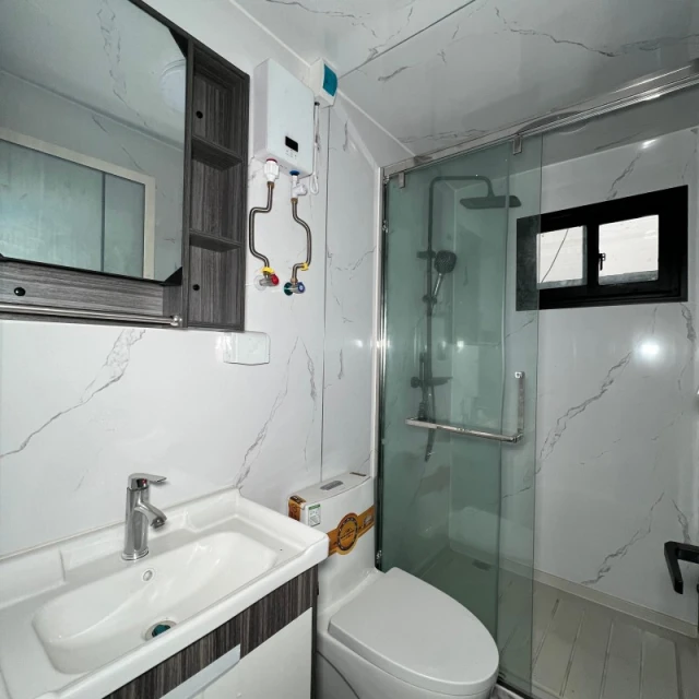 Maison extensible à double toit plat, escalier extérieur et terrasse – Image 2