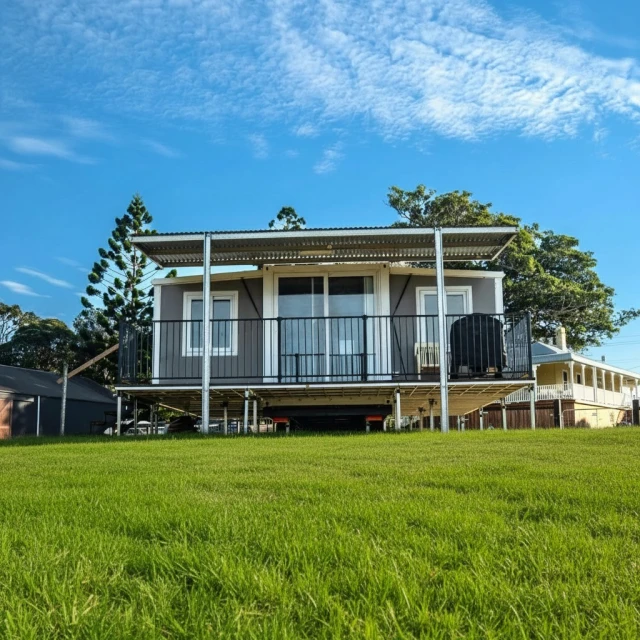 Maison conteneur extensible de 6 mètres avec balcon et structure en acier – Image 2